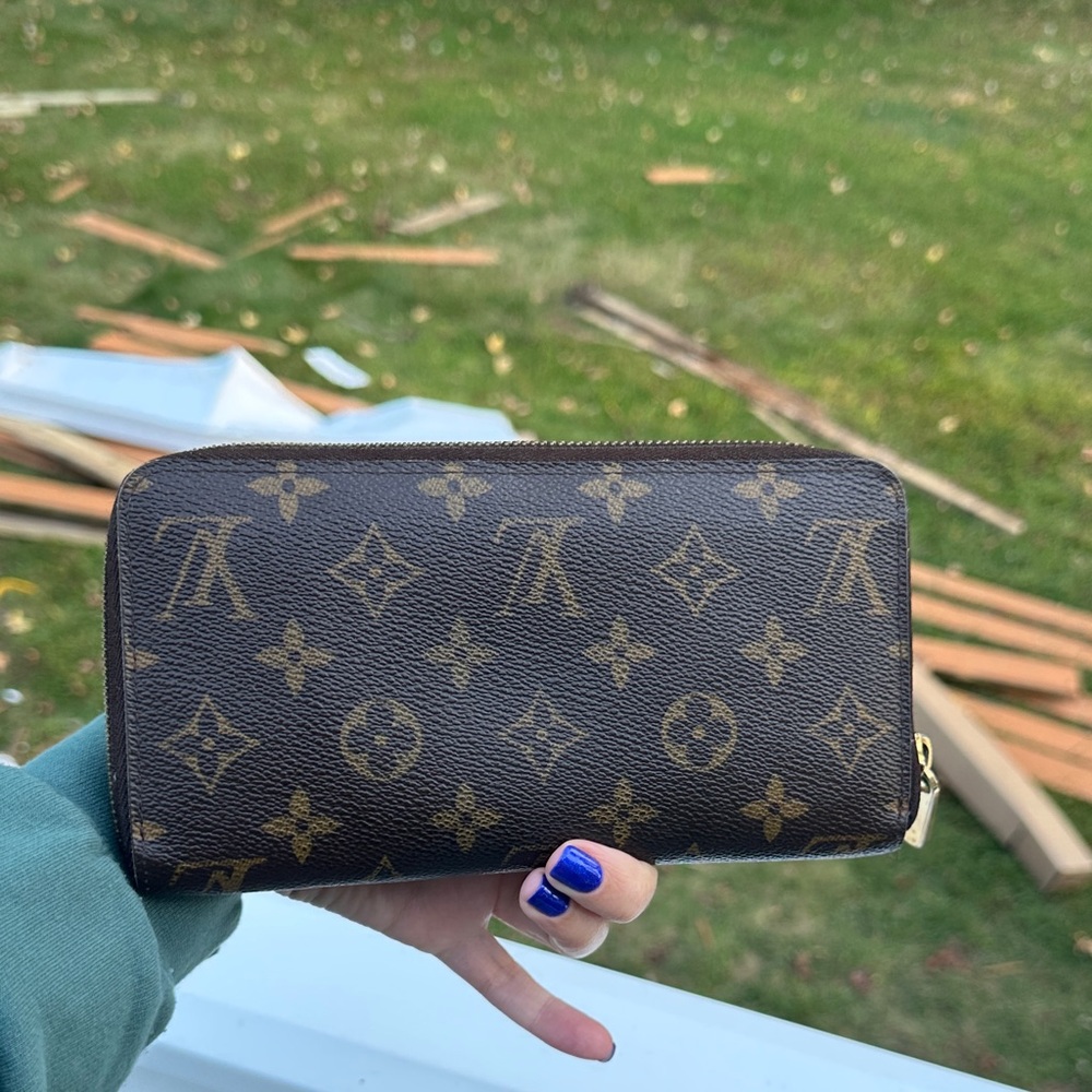 Louis Vuitton Monogram Zippy Wallet - Picture 7 of 16